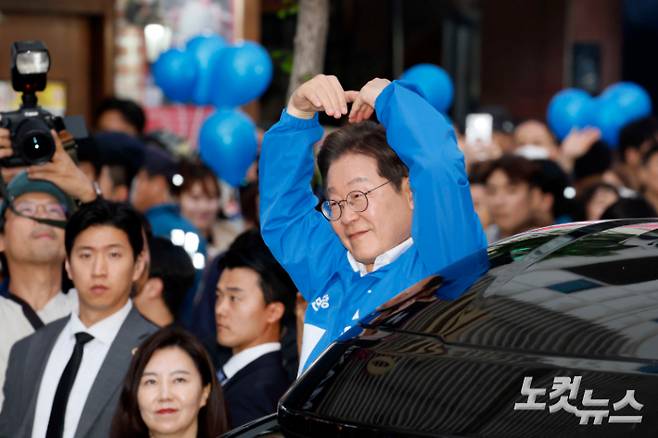 이재명 더불어민주당 대통령 후보가 14일 오후 경남 거제시 엠파크 차없는 거리를 찾아 유세를 마친 뒤 차량에 탑승하며 인사하고 있다. 거제=류영주 기자