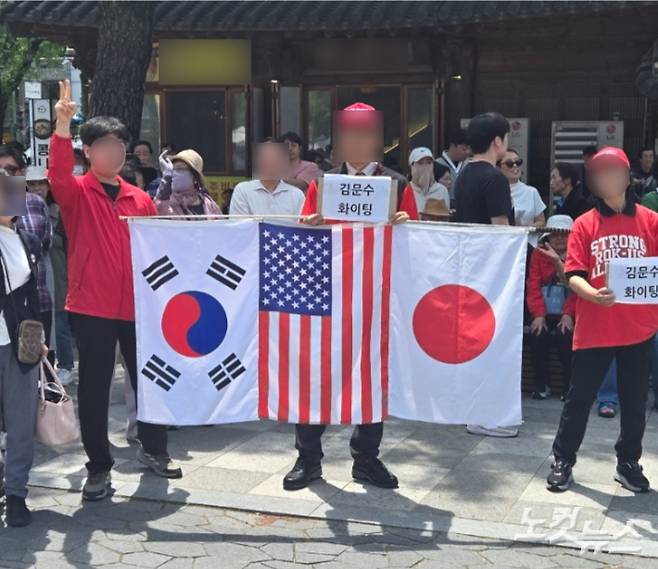 전북 전주 한옥마을에서 국민의힘 김문수 후보 지지자 모습. 남승현 기자