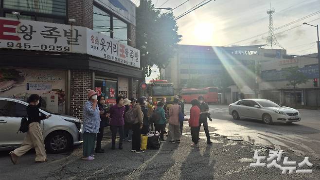 17일 오후 6시쯤 광주 광산구 소촌동 금호타이어 광주공장 인근 주민들이 대피를 위해 짐을 챙겨 나와있다. 한아름 기자
