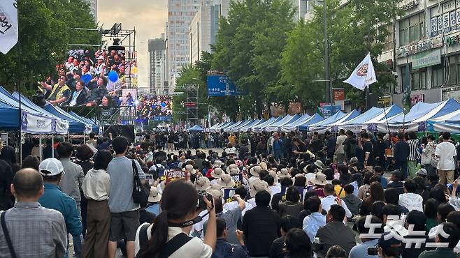 제45주년 5·18 민주화운동을 기념하는 전야제가 17일 광주 금남로 일대에서 개최됐다. 김한영 기자