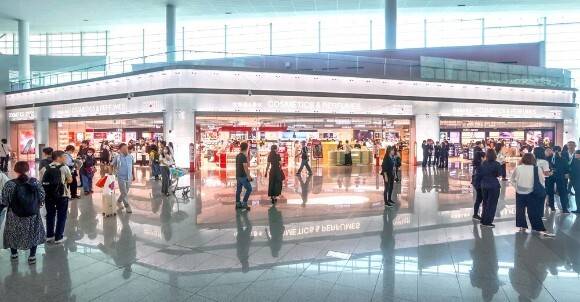 신세계면세점 인천공항 제2터미널점 뷰티 매장 전경. 신세계면세점