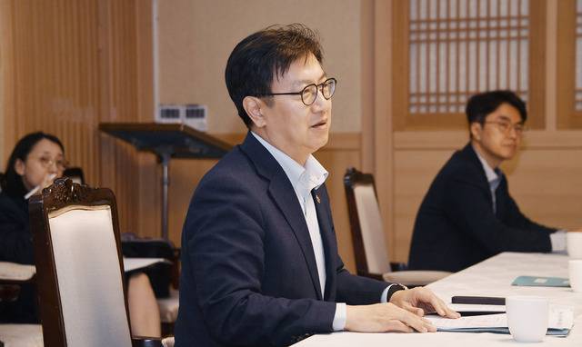 김범석 기획재정부 장관 직무대행 1차관은 16일 정부서울청사에서 ‘물가관계차관회의’를 주재하고 먹거리 물가 안정을 위한 대응 방안 등을 논의했다. 기재부