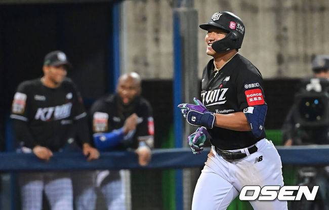 [OSEN=포항, 이석우 기자] 14일 포항야구장에서 2025 신한 SOL 뱅크 KBO 리그 삼성 라이온즈와 KT 위즈의 경기가 열렸다. 홈팀 삼성은 원태인이, 방문팀 KT는 소형준이 선발로 출전했다.KT 위즈 안현민이 6회초 좌월 솔로 홈런을 치고 그라운드를 돌고 있다. 2025.05.14 / foto0307@osen.co.kr