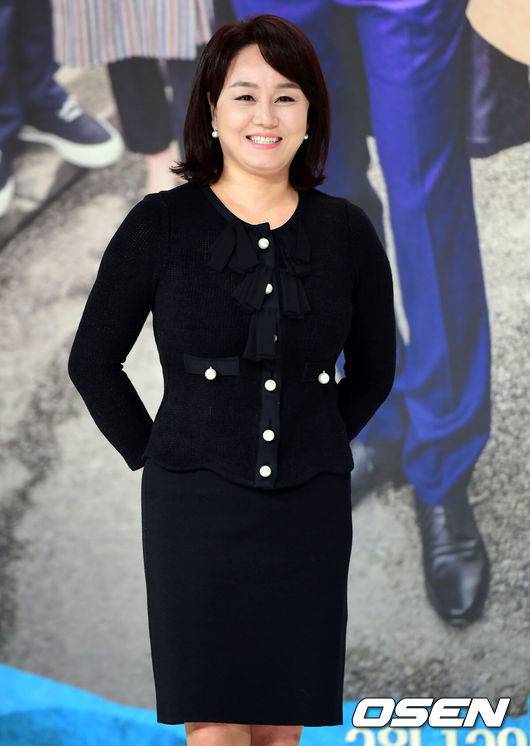 [OSEN=박재만 기자] KBS 2TV 새 드라마 '파도야 파도야' 제작발표회가 6일 오후 서울 영등포구 타임스퀘어 아모리스홀에서 열렸다.배우 이경실이 포토타임을 갖고 있다. /pjmpp@osen.co.kr