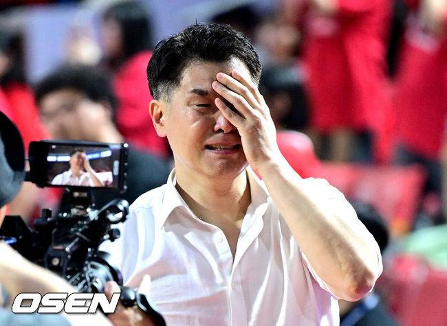 [OSEN=잠실학생체, 최규한 기자] 창원 LG가 창단 첫 우승의 영광을 쏘아 올렸다.&nbsp;창원 LG는 17일 서울잠실학생체육관에서 열린 2024-2025 KCC 프로농구 챔피언결정전 7차전서 서울 SK에 62-58로 승리했다.&nbsp;이날 승리로 LG는 지난 1997-1998 KBL 참가 후 창단 처음으로 챔피언결정전 정상에 올랐다.&nbsp;챔피언 결정전 우승을 거머쥔 LG 조상현 감독이 눈물을 흘리고 있다. 2025.05.17 / dreamer@osen.co.kr