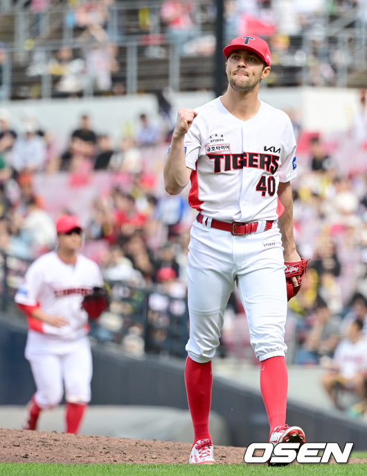 [OSEN=광주, 김성락 기자] 17일 오후 광주 북구 기아챔피언스필드에서 ‘2025 신한 SOL Bank KBO리그’ KIA 타이거즈와 두산 베어스의 더블헤더 1차전 경기가 열렸다.더블헤더 1차전 홈팀 KIA는 네일, 원정팀 두산은 콜어빈을 선발로 내세웠다.6회초 2사 KIA 네일이 두산 강승호를 헛스윙 삼진으로 잡아낸 뒤 기뻐하고 있다. 2025.05.17 / ksl0919@osen.co.kr