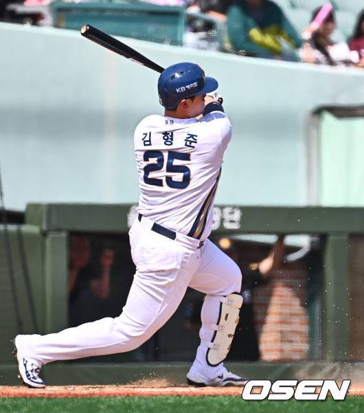 [OSEN=울산, 이석우 기자] 17일 울산 문수야구장에서 2025 신한 SOL 뱅크 KBO 리그 NC 다이노스와 키움 히어로즈의 더블헤더 1차전 경기가 열렸다. 홈팀 NC는 로건이, 방문팀 키움은 김선기가 선발로 나섰다.NC 다이노스 김형준이 7회말 2사 2루 좌중간 1타점 안타를 치고 있다. 2025.05.17 / foto0307@osen.co.kr