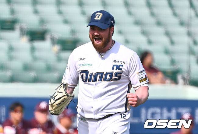 [OSEN=울산, 이석우 기자] 17일 울산 문수야구장에서 2025 신한 SOL 뱅크 KBO 리그 NC 다이노스와 키움 히어로즈의 더블헤더 1차전 경기가 열렸다. 홈팀 NC는 로건이, 방문팀 키움은 김선기가 선발로 나섰다.NC 다이노스 선발 투수 로건이 6회초 2사 3루 실점위기서 키움 히어로즈 임병욱을 3루수 파울플라이로 잡고 포효하고 있다. 2025.05.17 / foto0307@osen.co.kr