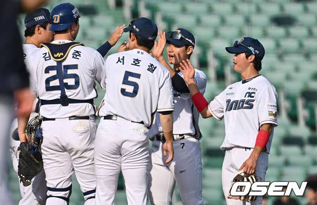 [OSEN=울산, 이석우 기자] 17일 울산 문수야구장에서 2025 신한 SOL 뱅크 KBO 리그 NC 다이노스와 키움 히어로즈의 더블헤더 1차전 경기가 열렸다. 홈팀 NC는 로건이, 방문팀 키움은 김선기가 선발로 나섰다.NC 다이노스 선수들이 3-2로 승리한 후 기쁨을 나누고 있다. 2025.05.17 / foto0307@osen.co.kr