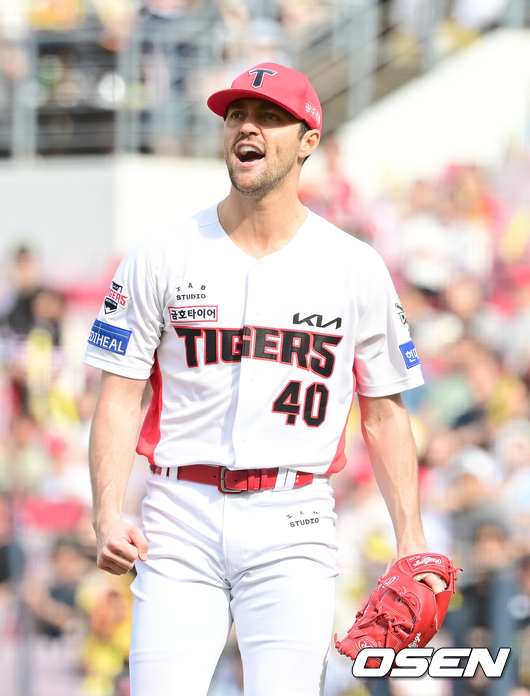 [OSEN=광주, 김성락 기자] 17일 오후 광주 북구 기아챔피언스필드에서 ‘2025 신한 SOL Bank KBO리그’ KIA 타이거즈와 두산 베어스의 더블헤더 1차전 경기가 열렸다.더블헤더 1차전 홈팀 KIA는 네일, 원정팀 두산은 콜어빈을 선발로 내세웠다.7회초 종료 후 네일이 더그아웃으로 이동하고 있다. 2025.05.17 / ksl0919@osen.co.kr