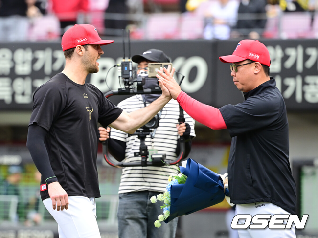 [OSEN=광주, 김성락 기자] KIA 타이거즈 마무리 정해영이 타이거즈의 새 역사가 됐다. KIA는 17일 광주-기아 챔피언스필드에서 열린 2025 신한은행 SOL bank KBO리그 두산 베어스와의 경기를 5-2로 잡았다. 선발 제임스 네일이 7이닝 2실점 호투로 발판을 놓았다. 최형우가 선제타와 투런홈런을 날리며 승리를 이끌었다. 정해영은 9회를 무실점으로 막고 통산 133세이브를 달성, 선동열이 보유한 132세이브를 넘었다. 경기 종료 후 KIA 네일, 이범호 감독이 기쁨을 나누고 있다. 2025.05.17 / ksl0919@osen.co.kr