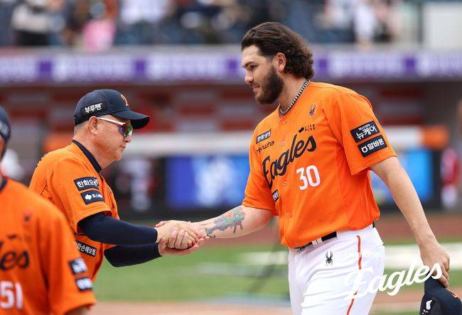 한화 코디 폰세가 17일 대전 SSG전 더블헤더 1차전 승리 후 김경문 감독과 악수를 하고 있다. /한화 이글스 제공