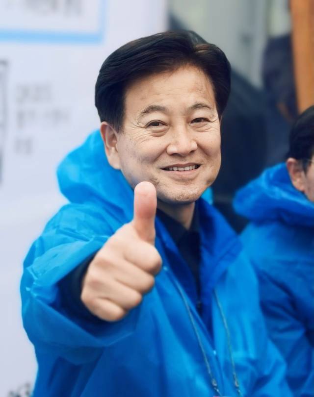 ▲정동영 의원이 16일 전북 익산역 유세를 마치자 명연설이라며 엄지척을 하고 있다. ⓒ정동영 의원 페이스북