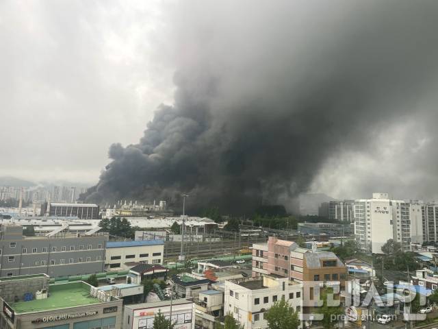 ▲17일 오전 7시 11분쯤 광주 광산구 송정동의 금호타이어 공장에서 불이 나 하늘이 온통 검은 연기로 가득하다.2025.5.17ⓒ프레시안