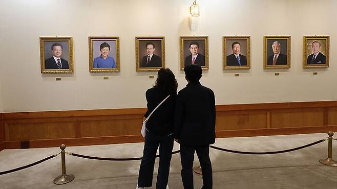 지난 4월 9일 서울 종로구 청와대 본관에서 관람객들이 역대 대통령들의 초상화를 구경하고 있다.