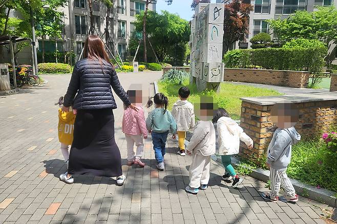 서울의 한 아파트 단지 내 어린이집 교사는 아이들의 손을 일일이 챙기며 단지 내 산책로를 따라 걸었다. 주변에는 아파트 단지와 조경이 잘 정비된 놀이터가 어우러져 있었고, 아이들은 같은 단지에 사는 또래 친구들과 자연스럽게 어울렸다.