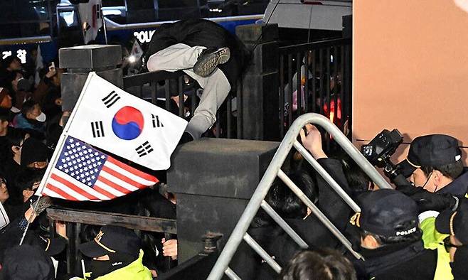 지난 1월 18일 서울 마포구 서울서부지법에서 윤 대통령 지지자들이 법원 담장을 넘으려 시도하고 있다. 연합뉴스