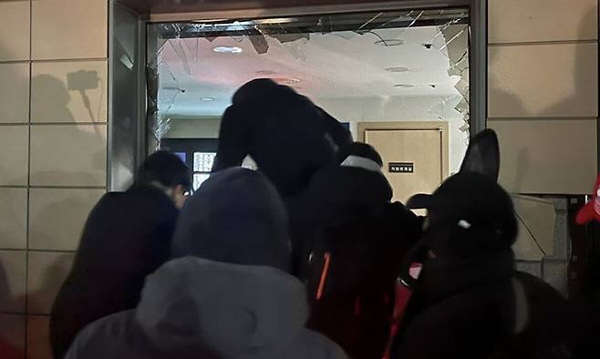 지난 1월19일 새벽 윤석열 대통령에 대한 구속영장이 발부되자 서울 서부지법에 지지자들이 진입해 난동을 부리고 있다. 뉴스1