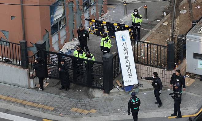 윤석열 전 대통령이 내란 우두머리 혐의로 구속되자 일부 윤 전 대통령 지지자들이 서울서부지방법원 내부로 난입해 불법폭력사태를 일으킨 지난 1월 19일 서부지법 현판이 파손돼 있다. 연합뉴스