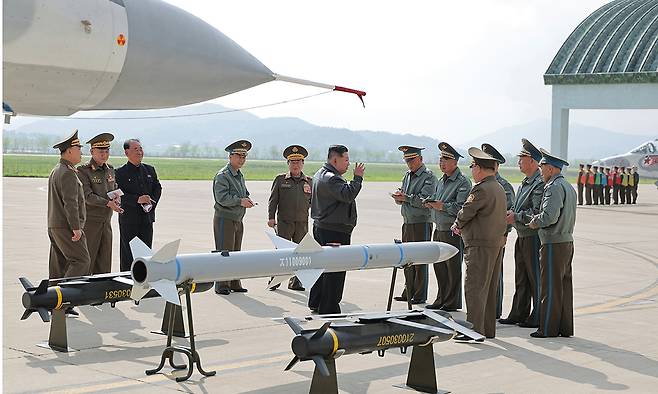 북한 노동당 기관지 노동신문은 17일 “경애하는 김정은동지께서 5월 15일 조선인민군 근위 제1공군사단 관하 비행연대를 방문하시고 공군비행대들의 반항공전투 및 공습훈련을 지도했다”고 보도하며 관련 사진을 공개했다. 사진에는 신형 장거리 공대공미사일과 정밀유도폭탄으로 추정되는 무기들이 놓여 있다. 노동신문·뉴스1