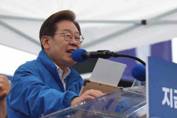 이재명 더불어민주당 대선 후보가 지난 16일 전북 전주시 전북대 후문에서 열린 유세에서 지지를 호소하는 연설을 하고 있다.  전주 연합뉴스