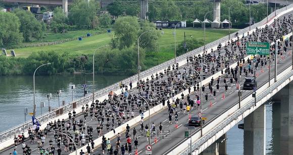 2025 서울신문하프마라톤이 열린 17일 서울 마포구 가양대교에서 참가자들이 힘차게 달리고 있다. 2025.5.17 오장환 기자