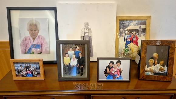 서울신문이 13일 찾은 경기 용인 쉴낙원장례식장에 차려진 이 할머니의 빈소 한쪽에는 이 할머니가 생전에 가족, 지인들과 함께 찍은 사진들이 놓여있었다. 송현주 기자