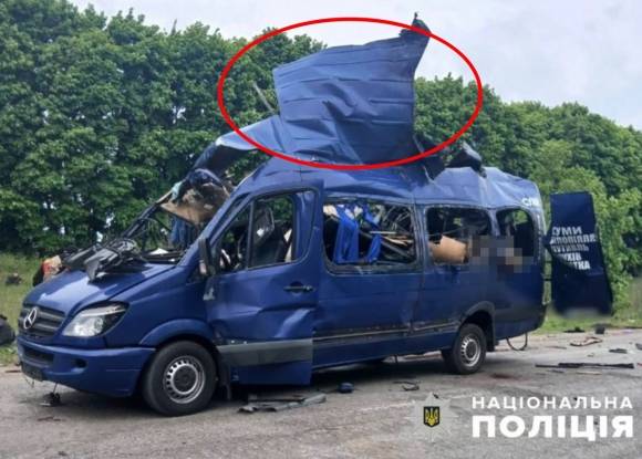 17일(현지시간) 이른 아침, 우크라이나 북부 수미 지역에서 민간인을 대피시키던 버스가 러시아군의 드론 공격을 받았다. RBC 우크라이나 통신 제공