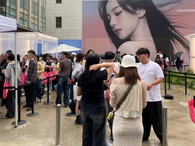 무신사 뷰티 페스타 팝업 스토어 입구에 긴 줄이 이어져있다. 김남명 기자