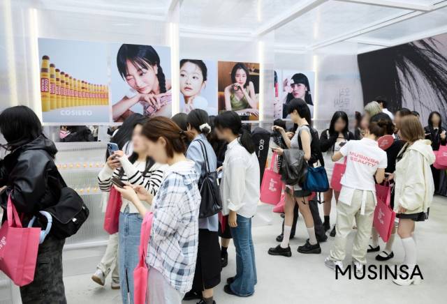 고객들이 무신사 뷰티 페스타 팝업 스토어 내 '오직 무신사 뷰티존'을 둘러보고 있다. 사진 제공=무신사