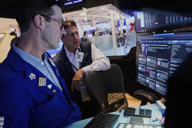 미국 뉴욕 뉴욕증권거래소에서 트레이더들이 업무를 보고 있다. AP연합뉴스