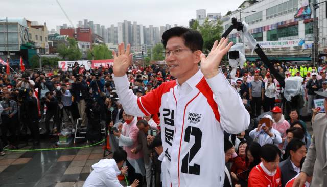 김문수 국민의힘 대선 후보가 16일 경기 수원시 지동시장 앞에서 유권자들을 향해 인사하고 있다. 수원=성형주 기자