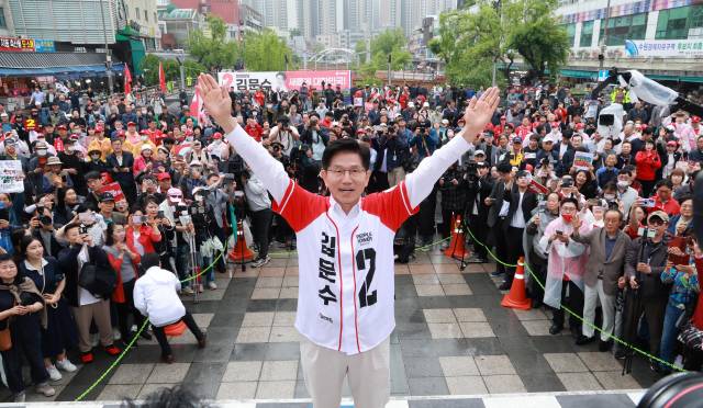 김문수 국민의힘 대선 후보가 16일 경기 수원시 지동시장 앞에서 유권자들을 향해 인사하고 있다. 수원=성형주 기자