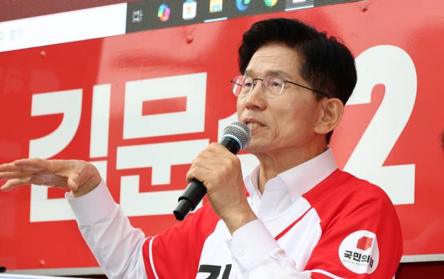 김문수 국민의힘 대선 후보가 16일 경기 화성시 동탄역 앞에서 광역급행철도(GTX) 전국화 공약을 발표하고 있다. 화성=성형주 기자