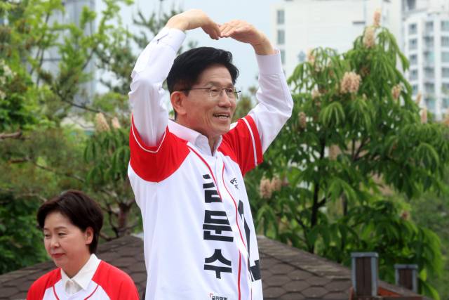 김문수 국민의힘 대선 후보가 16일 경기 화성시 동탄 센트럴파크 음악분수중앙광에서 동탄센트럴파크 집중 유세에 참석해 손으로 하트를 그리고 있다. 화성=성형주 기자