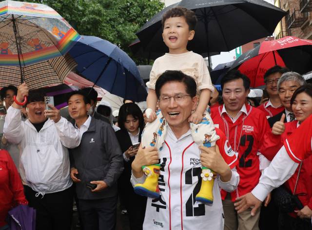 김문수 국민의힘 대선 후보가 16일 오후 대전 중구 중앙로역 으능정이 문화의거리를 찾아 한 아이를 목마를 태워주며 시민들과 인사를 나누고 있다. 대전=성형주 기자