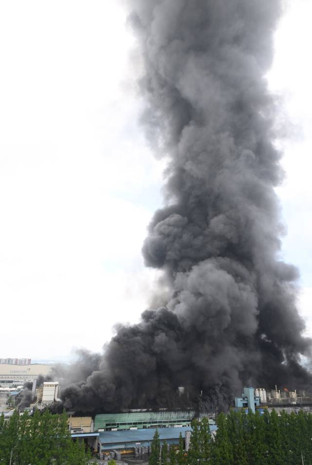 17일 큰 화재가 발생한 광주 광산구 금호타이어 광주공장에서 소방 당국이 대응 2단계를 발령하고 헬기 등을 동원해 화재 진압에 안간힘을 쏟고 있지만, 불길이 좀처럼 잡히지 않고 있다. 금호타이어는 생산을 전면 중단했다. 광주=오승현 기자