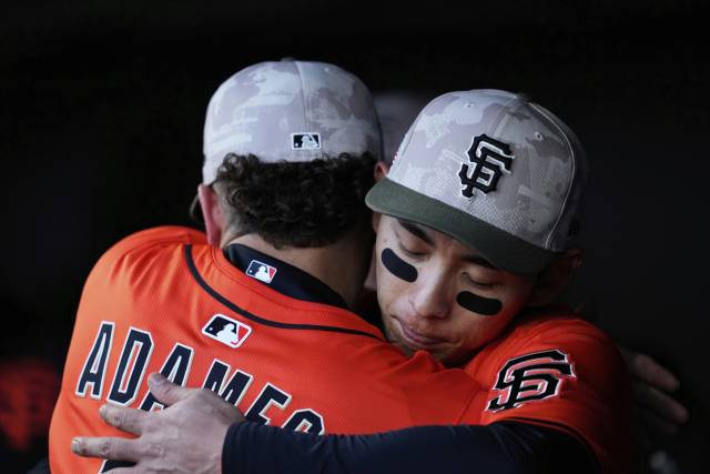 이정후(샌프란시스코 자이언츠)가 16일(현지시간) 애슬레틱스와의 홈경기에 앞서 팀 동료 윌리 아다메스와 포옹하고 있다. AP연합뉴스