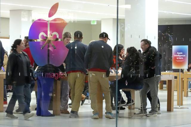 미국 뉴욕주의 한 애플스토어에서 고객들이 물건을 고르고 있다. AP연합뉴스