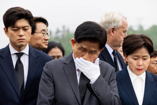 김문수 국민의힘 대선 후보가 제45주년 5.18 민주화운동 기념일을 하루 앞둔 17일 광주 북구 5.18 민주묘지를 방문해 박관현 열사의 묘를 참배하며 눈물을 흘리고 있다. 광주=오승현 기자 2025.05.17