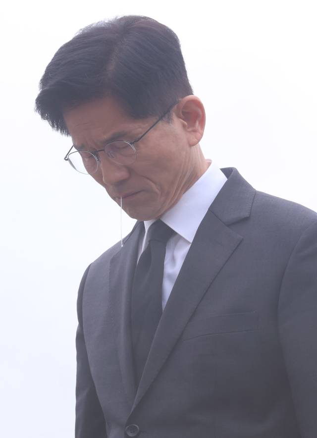 김문수 국민의힘 대선 후보가 제45주년 5.18 민주화운동 기념일을 하루 앞둔 17일 광주 북구 5.18 민주묘지를 방문해 박관현 열사의 묘를 참배하며 눈물을 흘리고 있다. 광주=오승현 기자 2025.05.17