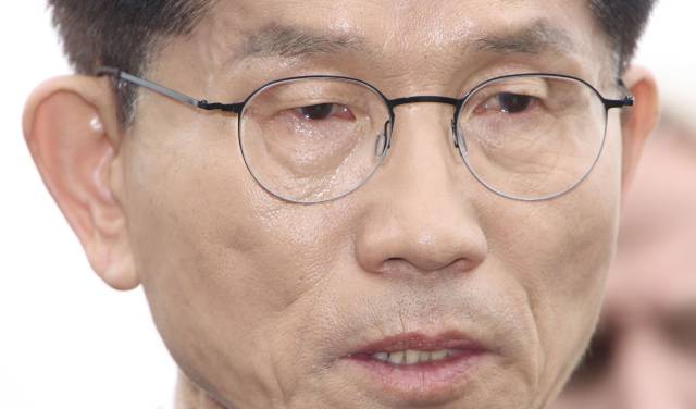 김문수 국민의힘 대선 후보가 제45주년 5.18 민주화운동 기념일을 하루 앞둔 17일 광주 북구 5.18 민주묘지를 방문해 박관현 열사의 묘를 참배하며 눈물을 흘리고 있다. 광주=오승현 기자 2025.05.17