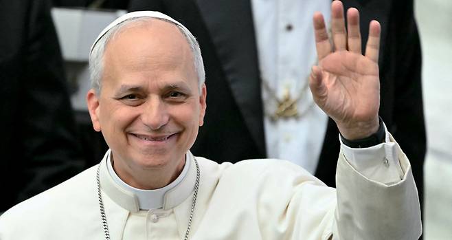 5월12일 바티칸의 바오로 6세 홀에서 열린 언론 대표들과의 접견 중 교황 레오 14세가 제스처를 취하고 있다. ⓒAFP 연합