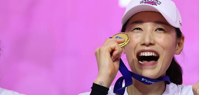 여자 프로배구 통합 우승 메달을 들어보이는 흥국생명 김연경. 연합뉴스