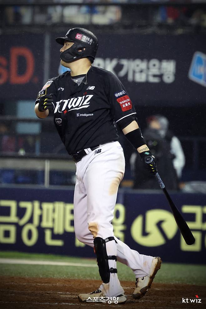 KT 장성우가 17일 잠실 LG전에서 8회 역전 적시 2루타를 날리고 있다. KT위즈 제공