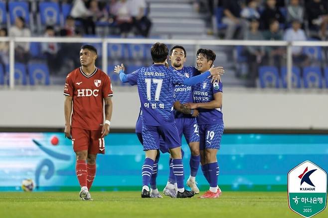 ▲ 수원이 부산 원정에서 다득점 승리로 무패 행진에 안착했다 ⓒ한국프로축구연맹