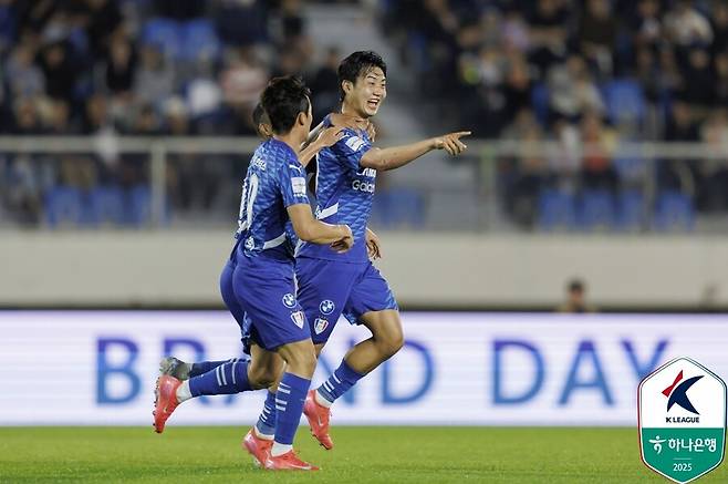 ▲ 수원이 부산 원정에서 다득점 승리로 무패 행진에 안착했다 ⓒ한국프로축구연맹