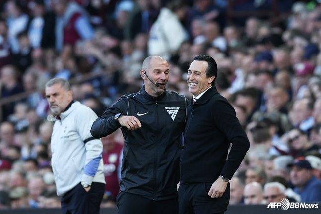 우마이 에메리(오른쪽) 아스톤 빌라 감독이 17일 오전 3시 30분(한국시간) 영국 버밍엄의 빌라 파크에서 열린 2024~2025시즌 잉글랜드 프리미어리그(EPL) 38라운드 경기 도중 웃고 있다. /AFPBBNews=뉴스1