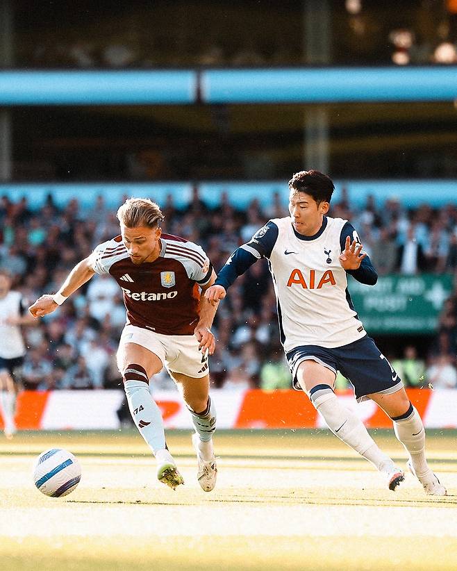 손흥민(오른쪽)이 17일 오전 3시 30분(한국시간) 영국 버밍엄의 빌라 파크에서 열린 2024~2025시즌 잉글랜드 프리미어리그(EPL) 38라운드 아스톤 빌라전에서 상대 선수와 몸싸움을 하고 있다. /사진=토트넘 홋스퍼 공식 사회관계망서비스(SNS) 갈무리