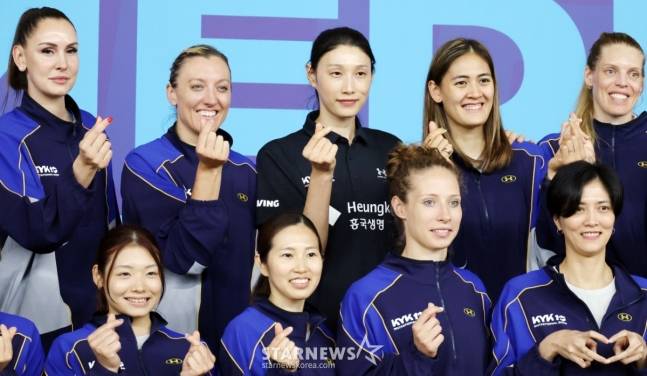 김연경(위, 가운데)이 16일 KYK 인비테이셔널 2025 미디어데이에서 세계올스타 선수들과 기념촬영을 하고 있다. /사진=강영조 선임기자